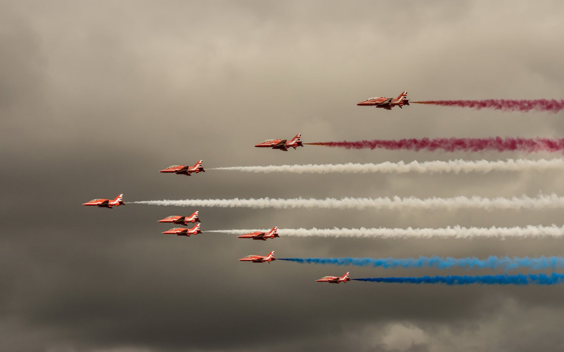 中场球员横向移动距离是否影响球队换边质量，中场球员多用什么阵型